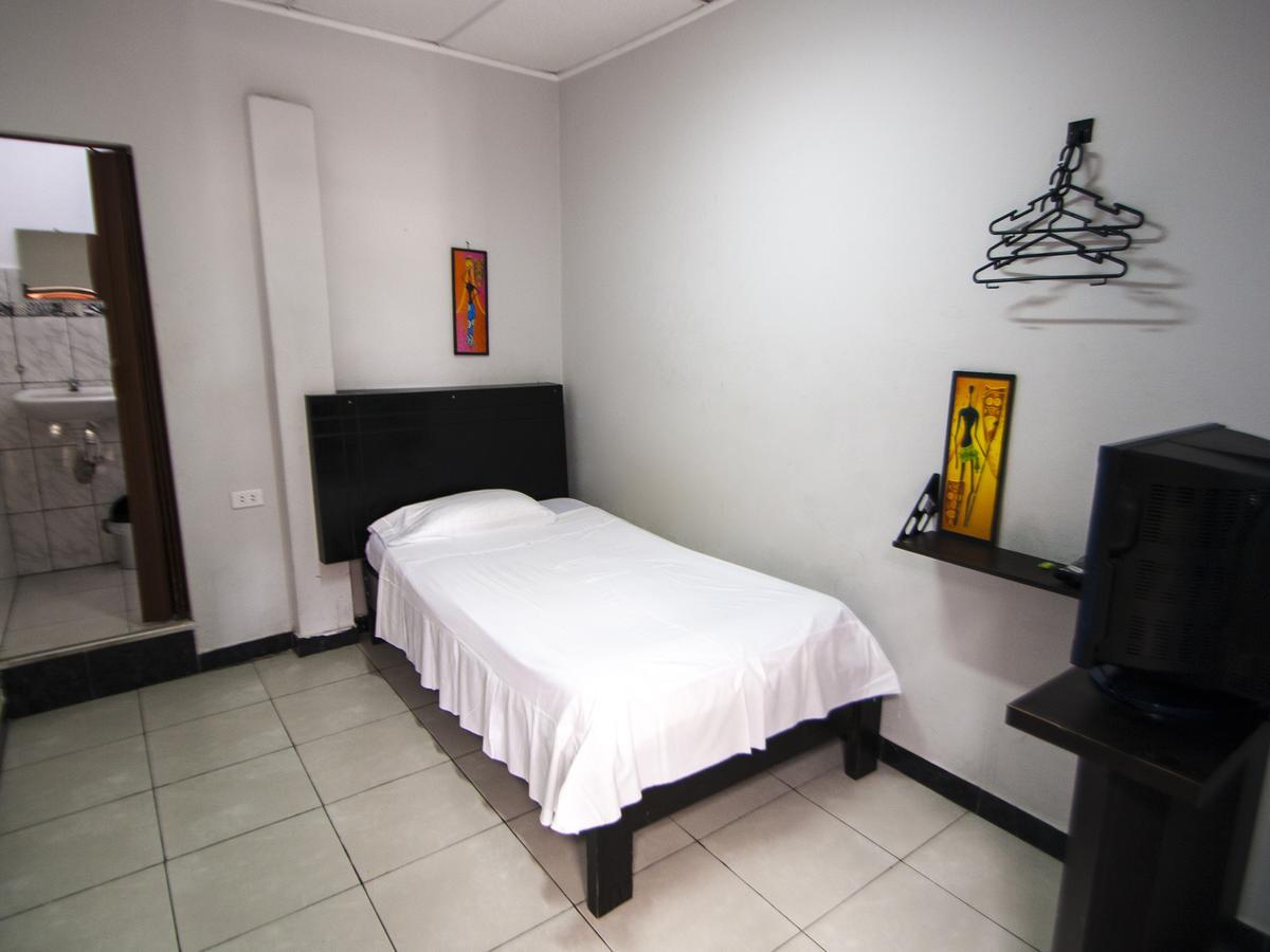 Jer'S Hostal Tumbes Exterior photo